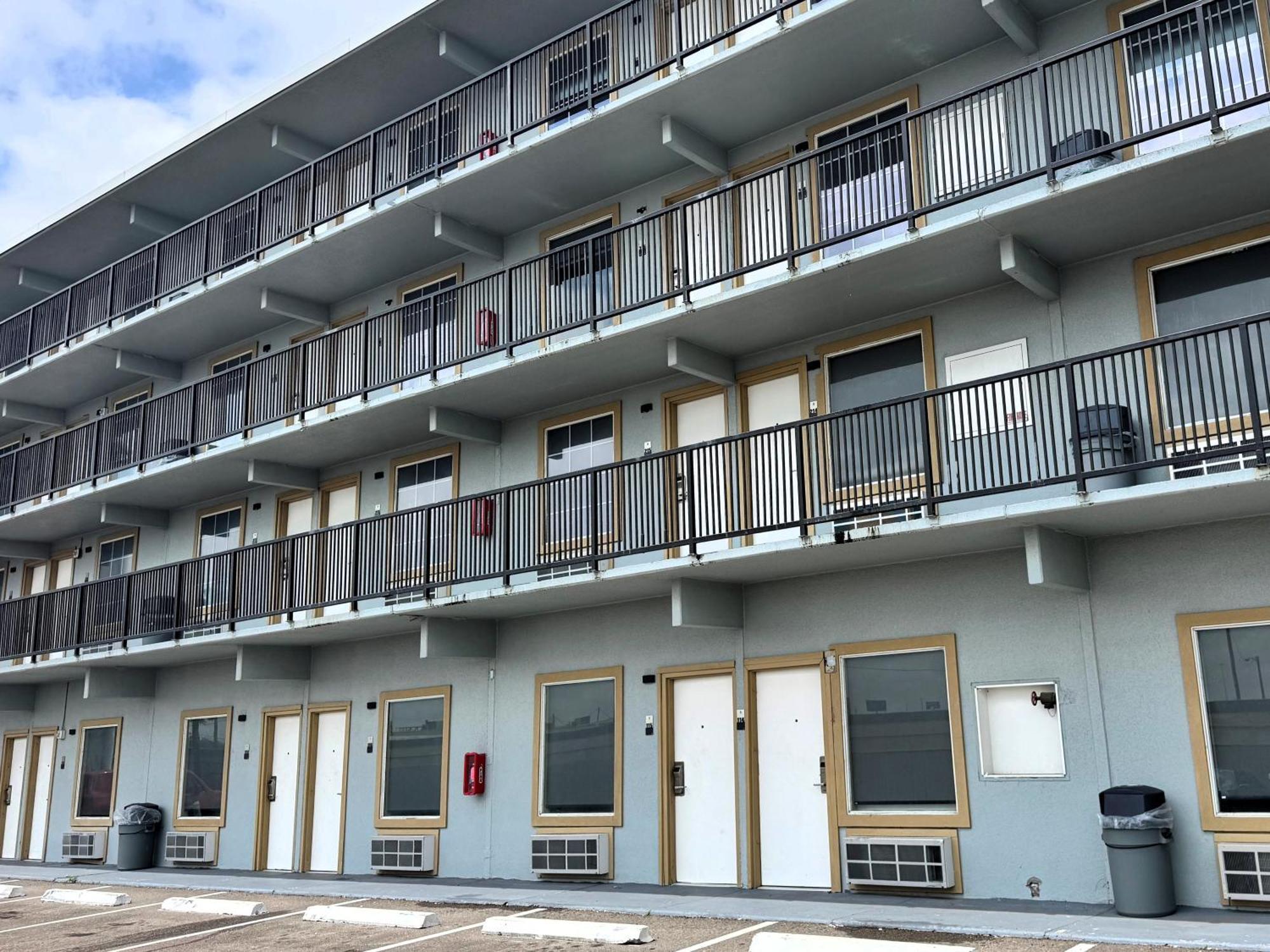 Super 8 By Wyndham Corpus Christi Airport Hotel Exterior photo