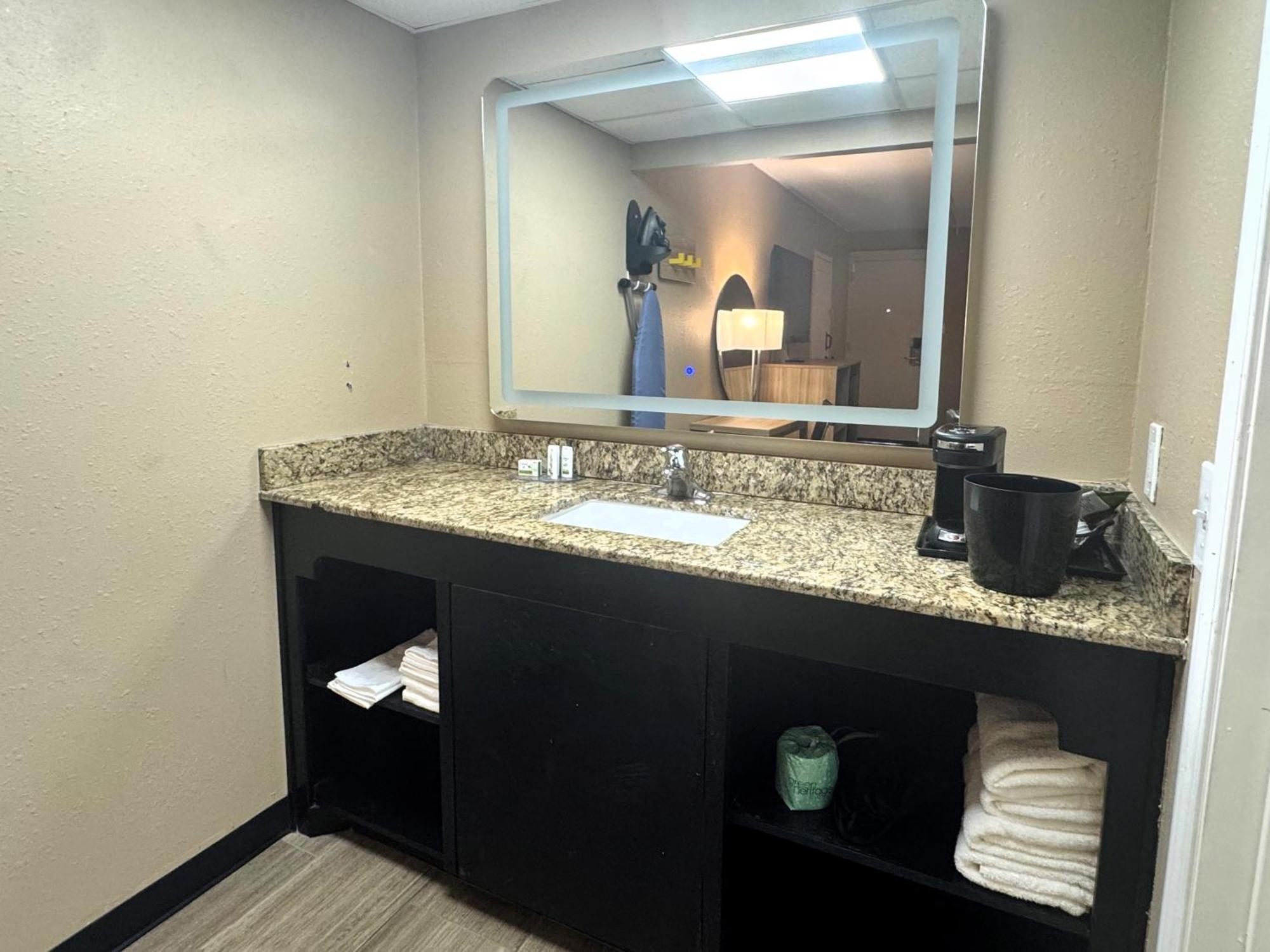 Super 8 By Wyndham Corpus Christi Airport Hotel Exterior photo